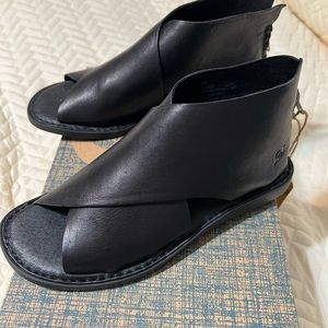 Born Black Leather Sandals Size 6